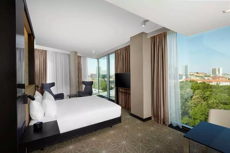 اتاق اجرایی با تخت بزرگ, Hilton Tallinn Park