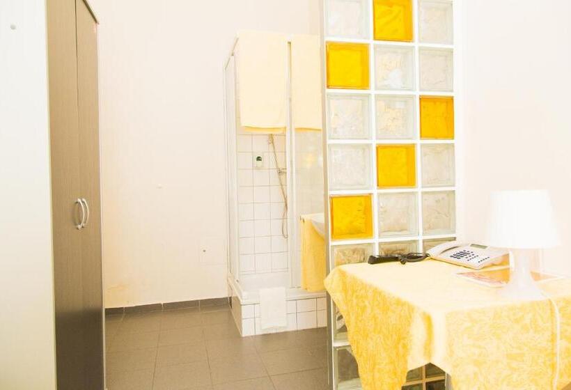 带共用浴室的标准房间, Very Central, 5 Min To City Center, Self Check In