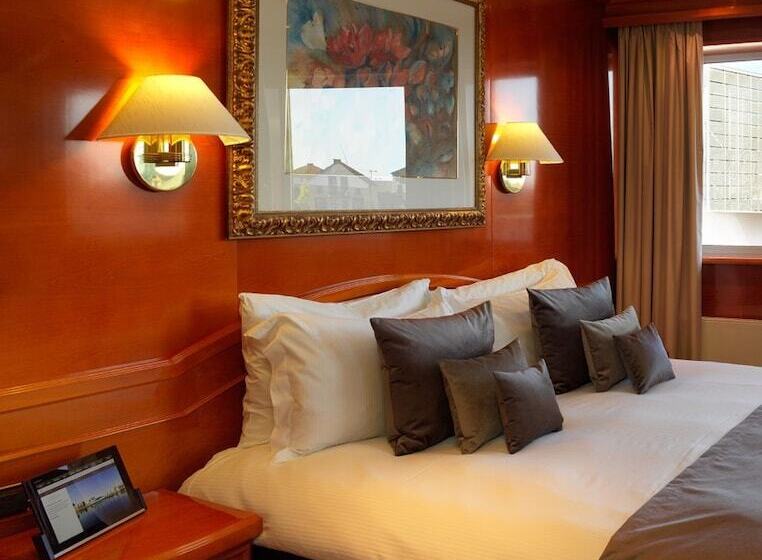 Junior suite with river view, Sunborn London Yacht