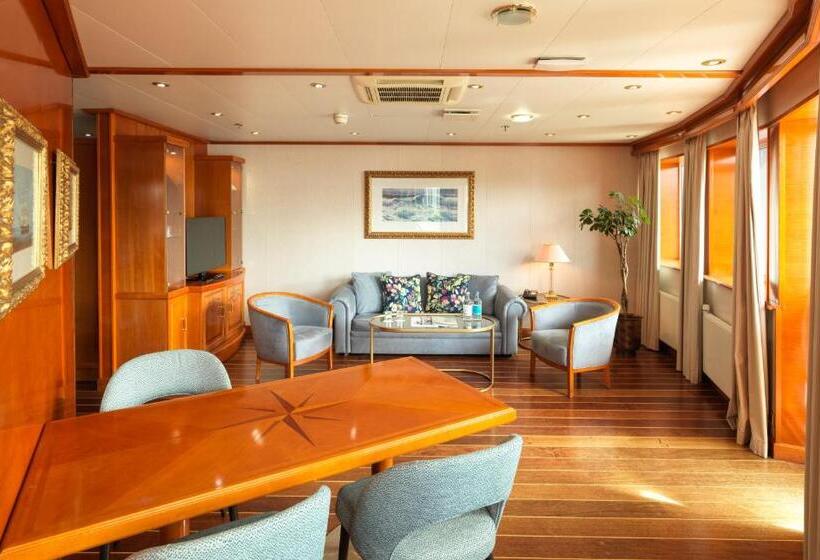 סוויטת ג'וניור םע נוף, Sunborn London Yacht