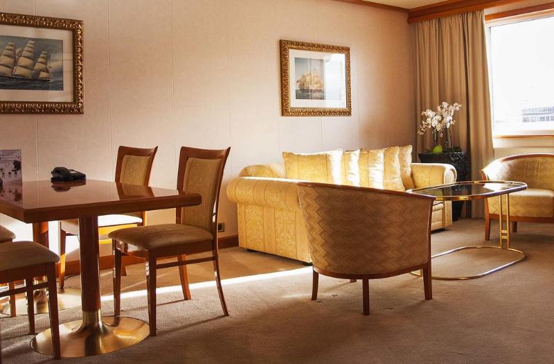 Junior suite with river view, Sunborn London Yacht