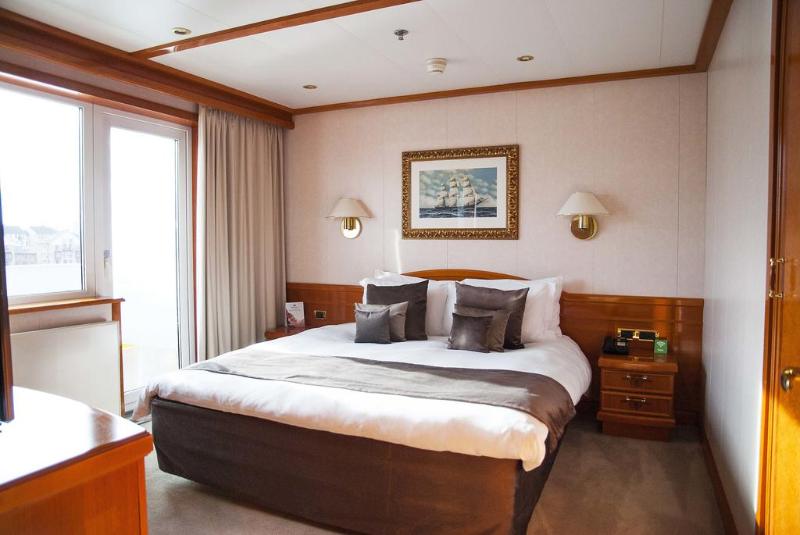 Junior suite with river view, Sunborn London Yacht