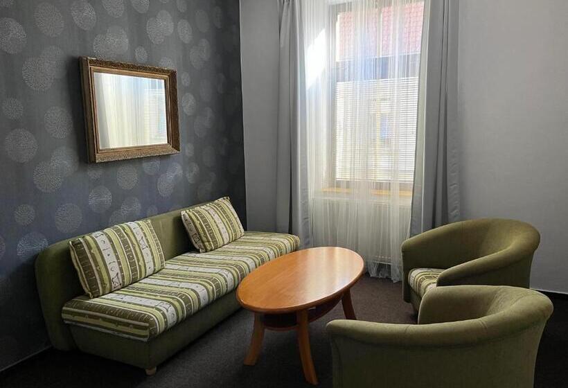 جناح, U Dvou Medvídků