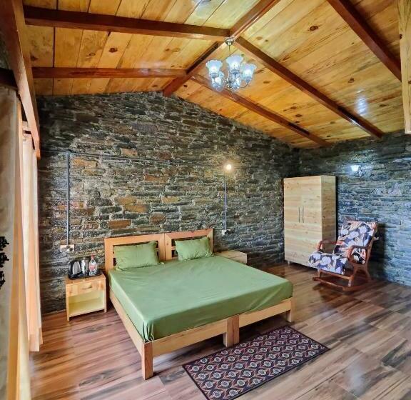 חדר סטנדרט נוף להרים, The Roots Hotel & Resort Jalna Almora