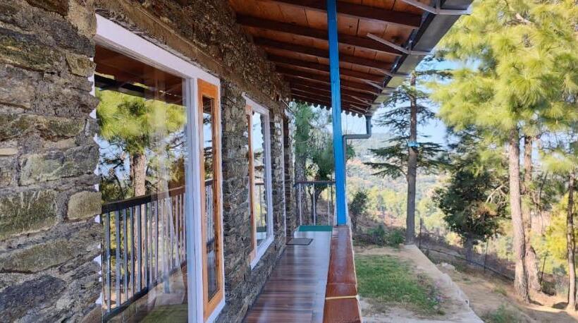 חדר סטנדרט נוף להרים, The Roots Hotel & Resort Jalna Almora