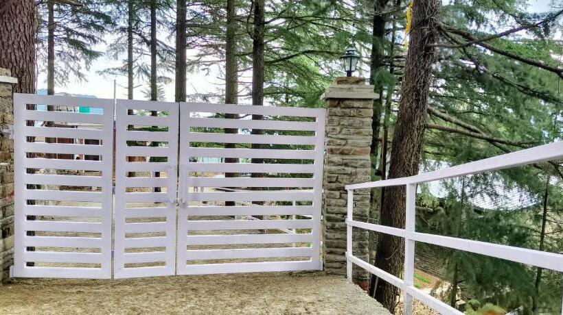 חדר דלוקס עם מרפסת, The Roots Hotel & Resort Jalna Almora