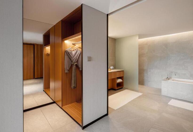 전망 디럭스룸 킹침대, Hyatt Centric Kota Kinabalu