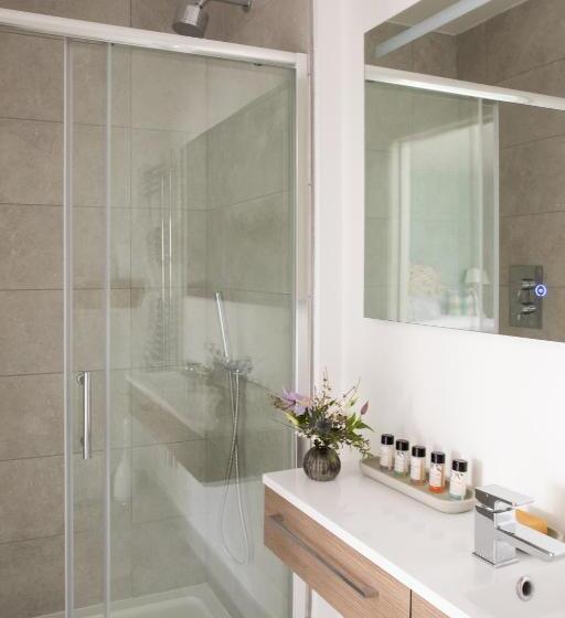 Superiorrum King Size Säng, Flint House   Goodwood Events