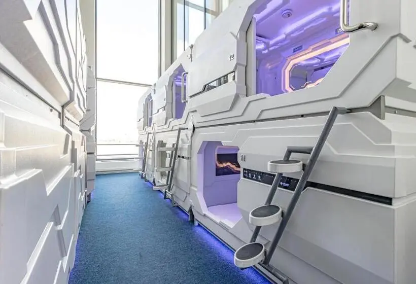 اتاق استاندارد یک نفره, Caps Lock Airport
