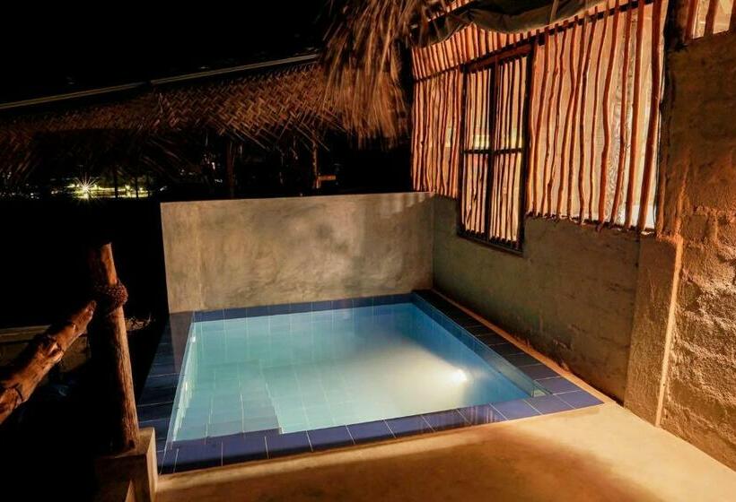 Люкс с Бассейном, Raalmadu Resort