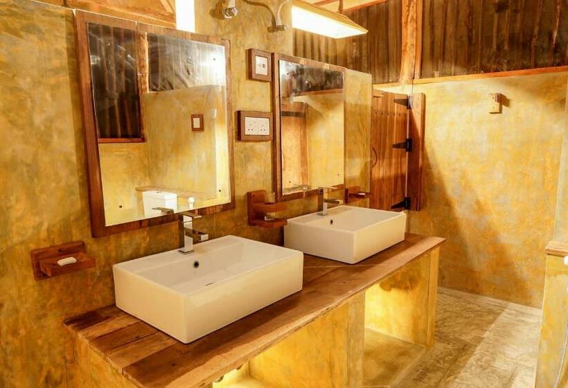 Люкс с Бассейном, Raalmadu Resort