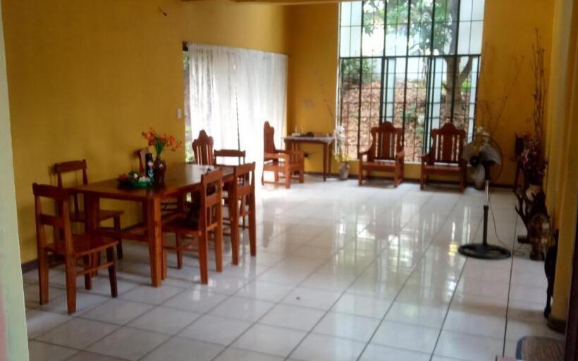 سوییت خانوادگی, Hub Backpackers Hangout