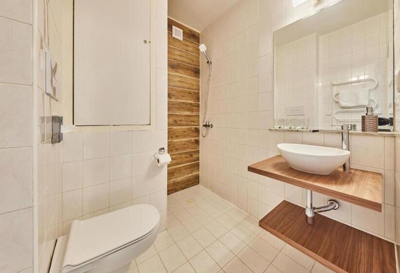 标准三人间, Auri