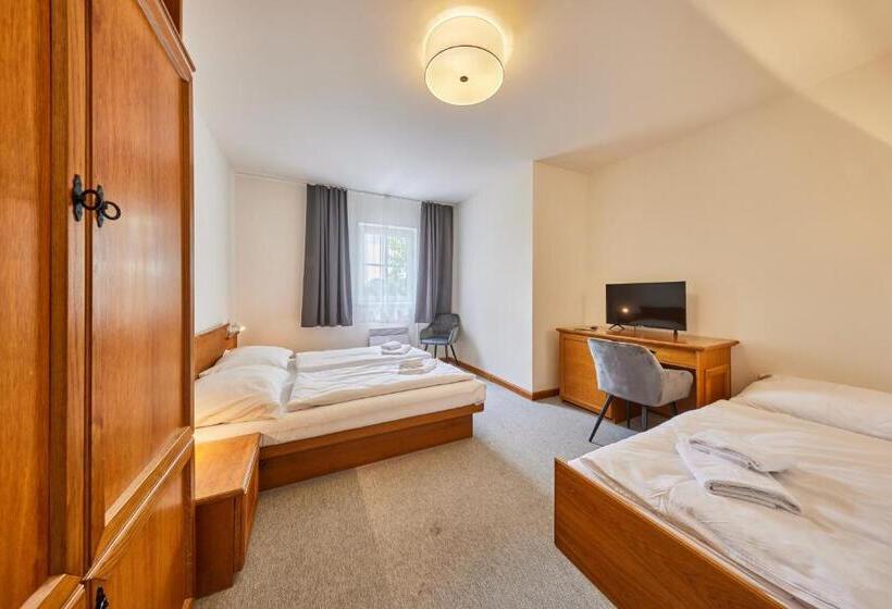 标准三人间, Auri