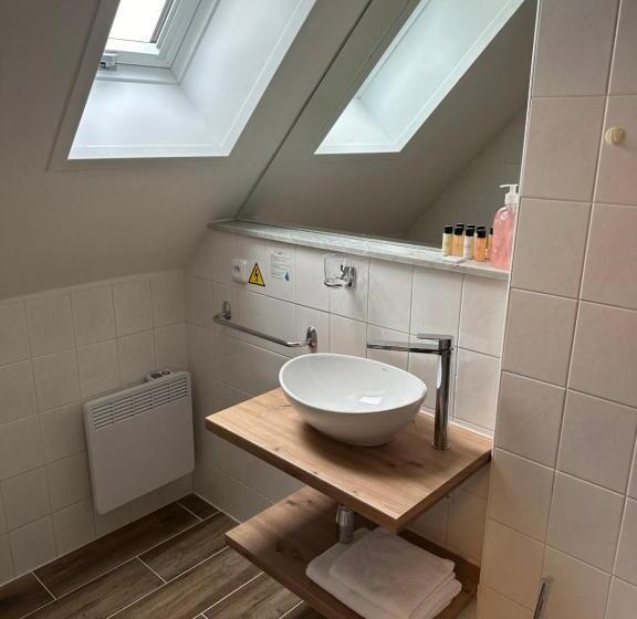 标准单人间, Auri