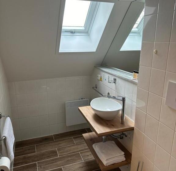 标准单人间, Auri