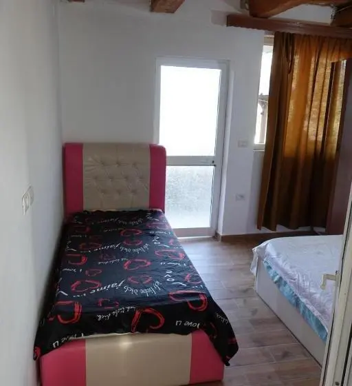 Basic Kolmen Hengen Huone, Guesthouse Arber