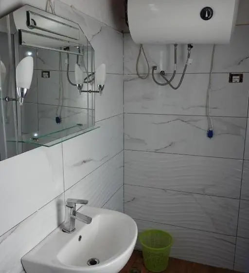 Basic Kolmen Hengen Huone, Guesthouse Arber