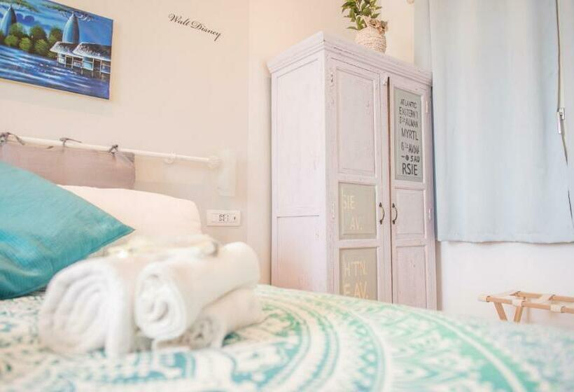 Triple Room Sea View, Bed In Naples