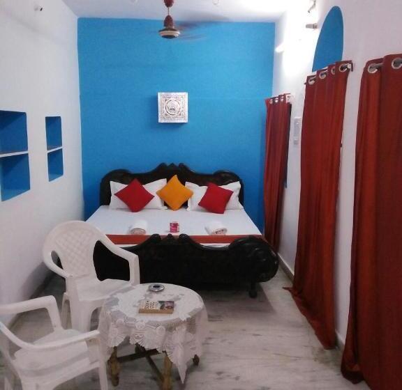 اتاق استاندارد, Poonam Pushkar