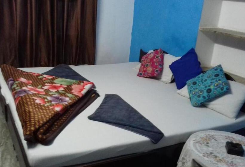 اتاق استاندارد, Poonam Pushkar