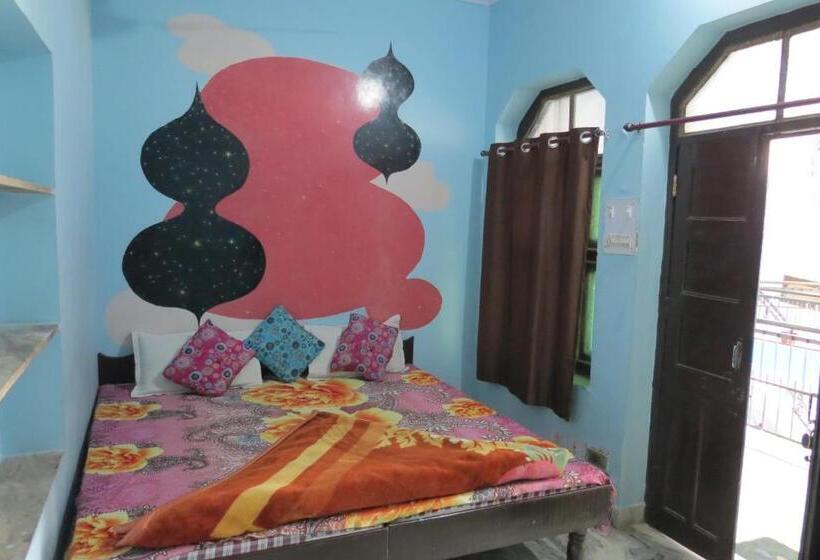 اتاق استاندارد, Poonam Pushkar