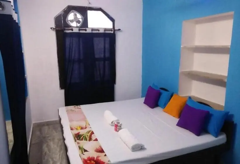Quarto deluxe, Poonam Pushkar