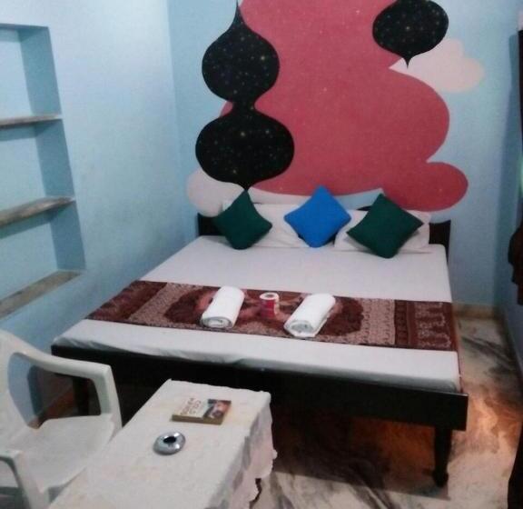 اتاق لوکس, Poonam Pushkar