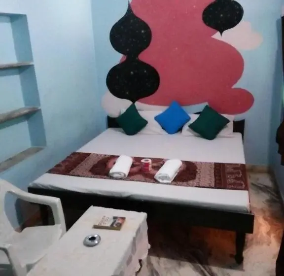 Quarto deluxe, Poonam Pushkar