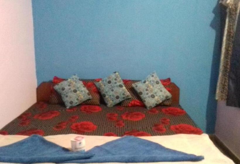 اتاق لوکس, Poonam Pushkar