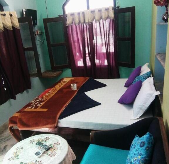 اتاق لوکس, Poonam Pushkar