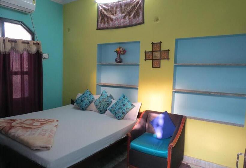 اتاق لوکس, Poonam Pushkar