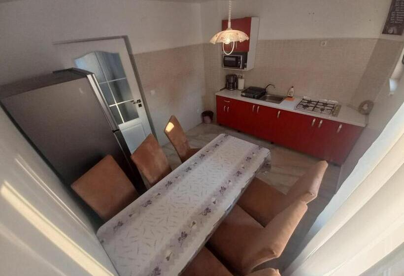 آپارتمان 2 خوابه, Pensiunea Bebe