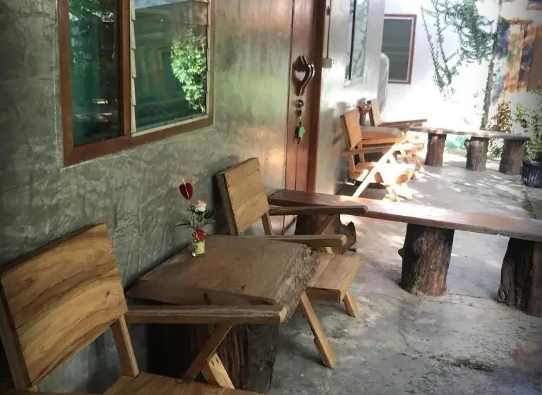 キングサイズベッドのデラックスルーム, บ้านภทรพรรณ ขุนยวม แม่ฮ่องสอน Pataraphan House, Khunyuam, Maehongson, Thailand