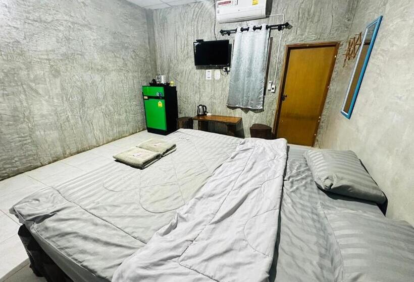 Deluxe Værelse King Size Seng, บ้านภทรพรรณ ขุนยวม แม่ฮ่องสอน Pataraphan House, Khunyuam, Maehongson, Thailand