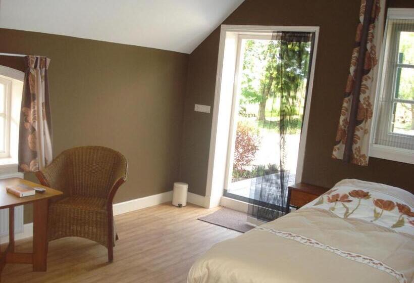 غرفة قياسية ثلاثية مزودة بتراس, Apud Nos Domi