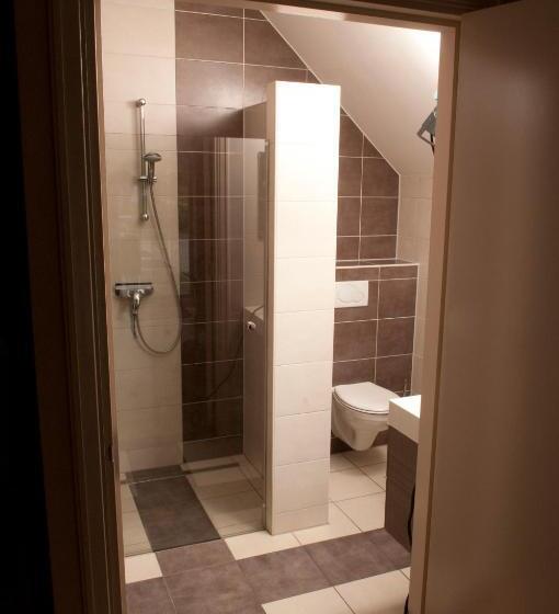 غرفة قياسية ثلاثية مزودة بتراس, Apud Nos Domi