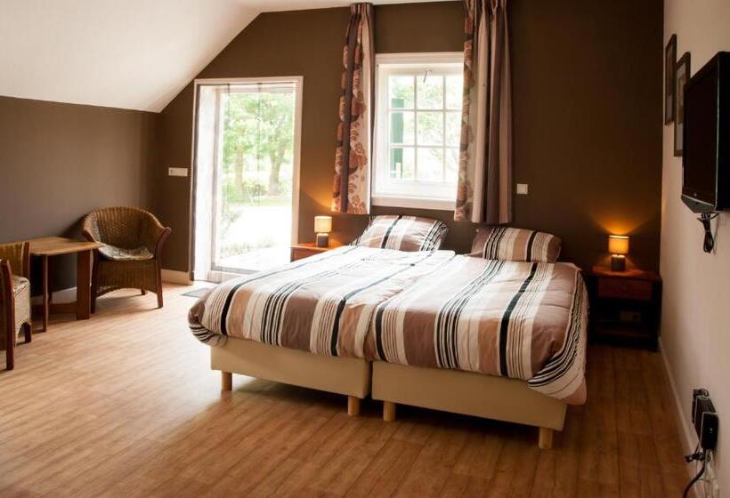 غرفة قياسية ثلاثية مزودة بتراس, Apud Nos Domi