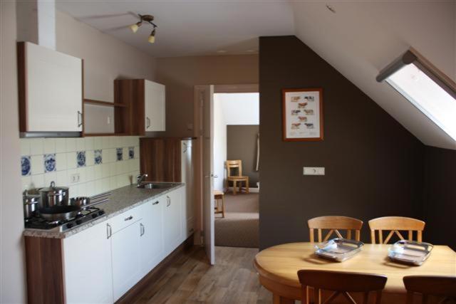 شقة غرفة واحدة, Apud Nos Domi