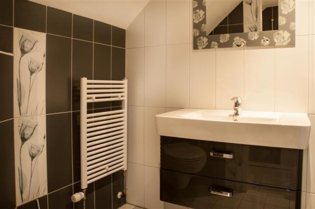 شقة غرفة واحدة, Apud Nos Domi