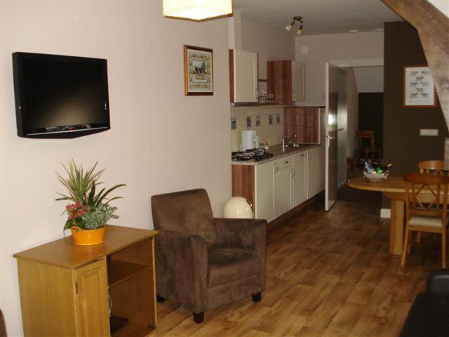 شقة غرفة واحدة, Apud Nos Domi