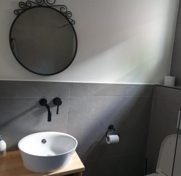 شقة غرفتين, Apud Nos Domi