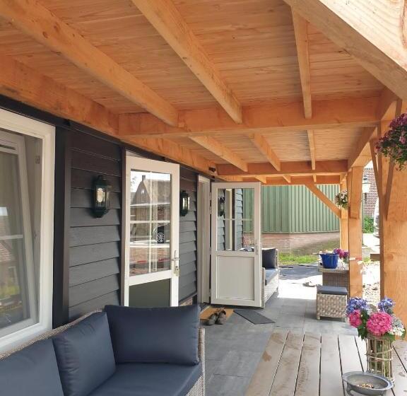 شقة غرفتين, Apud Nos Domi