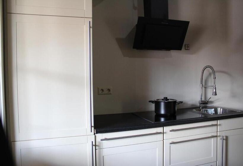 شقة غرفتين, Apud Nos Domi