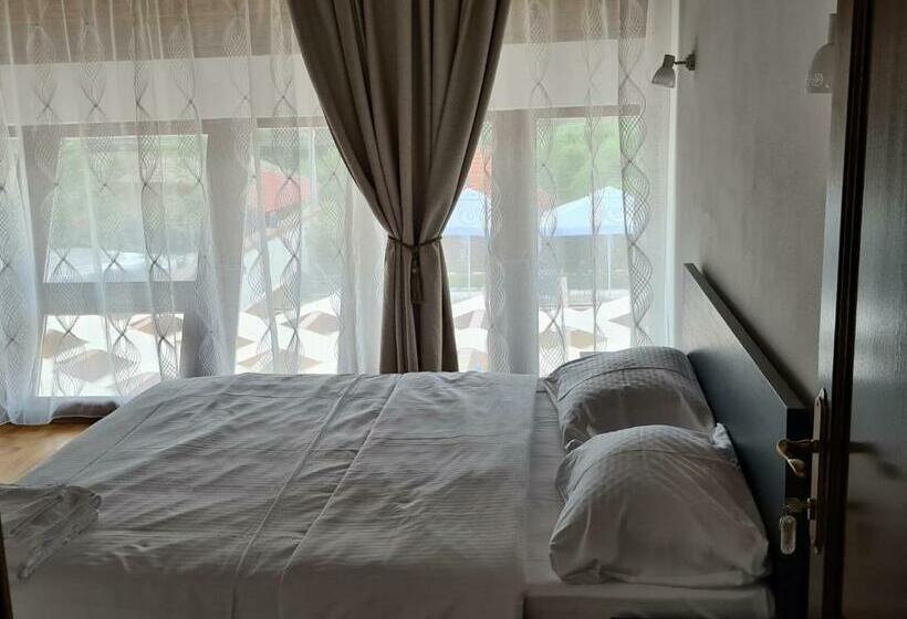 Номер Deluxe, Pensiunea Medaless