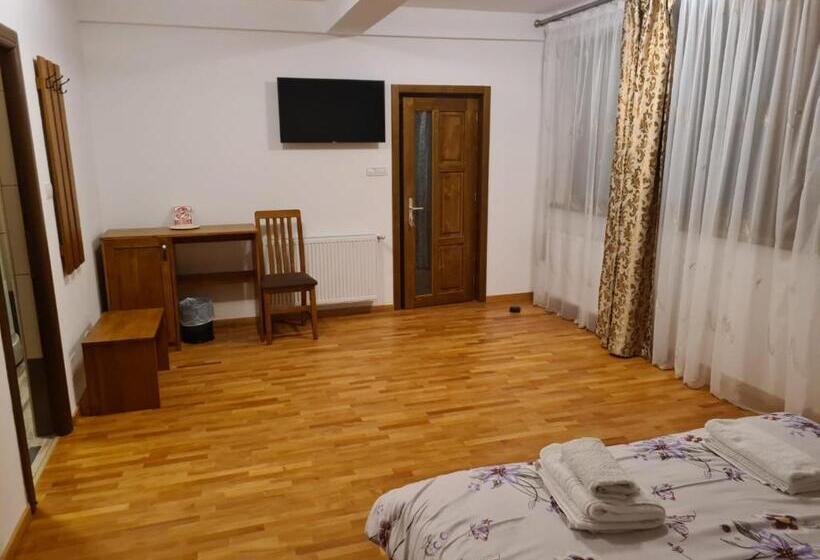 Семейный Номер Вид на Сад, Pensiunea Medaless