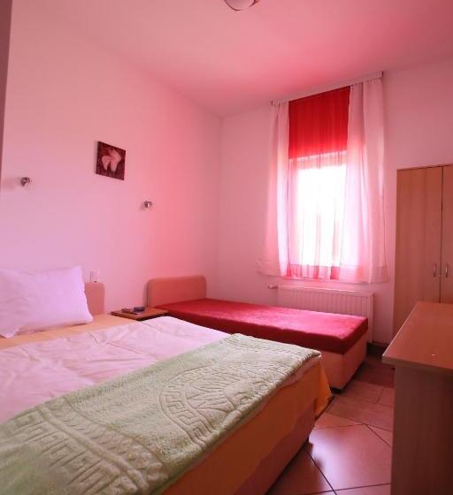 اتاق استاندارد سه نفره, Motel Maks