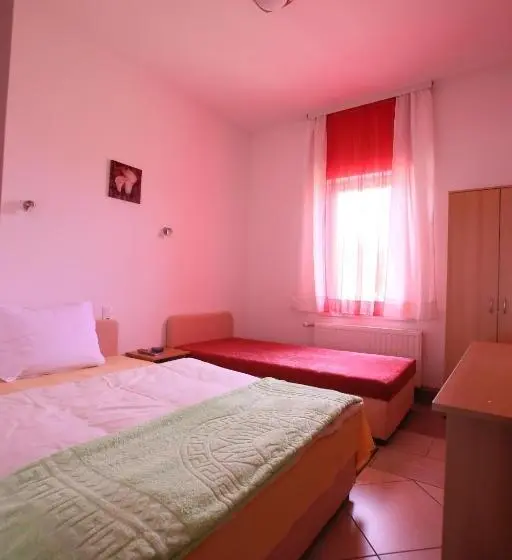 اتاق استاندارد سه نفره, Motel Maks