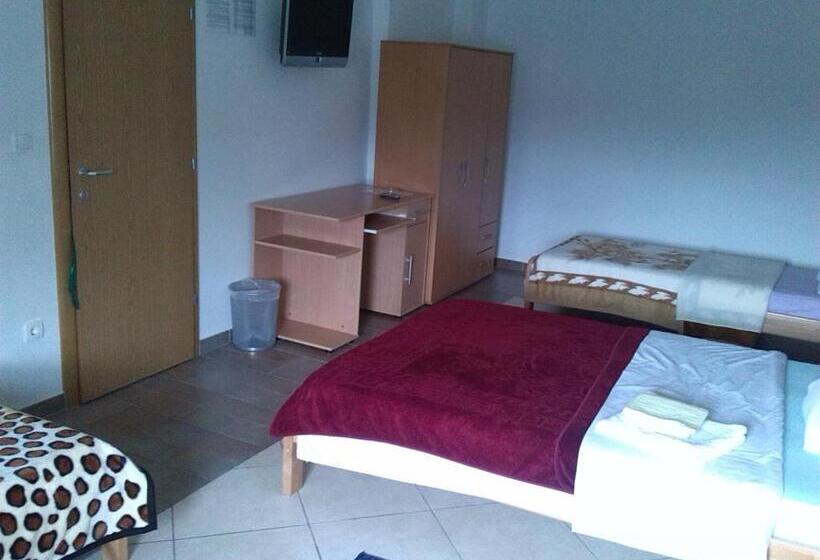 اتاق استاندارد چهار تخته, Motel Maks