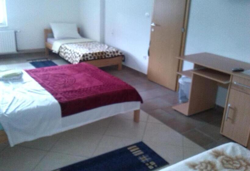 اتاق استاندارد چهار تخته, Motel Maks